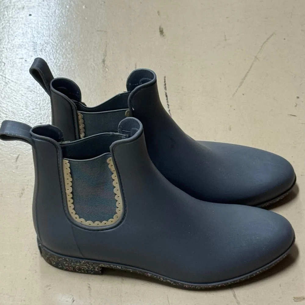 Jack Rogers Sallie Rain Boots in Gray Rubber with a Scalloped Edge Size 10M